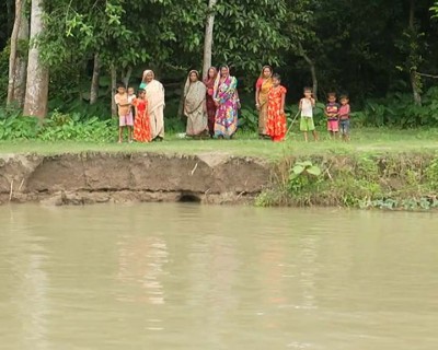 মাদারীপুরে অবৈধভাবে নদ থেকে বালু তোলায় দেখা দিয়েছে নদীভাঙন